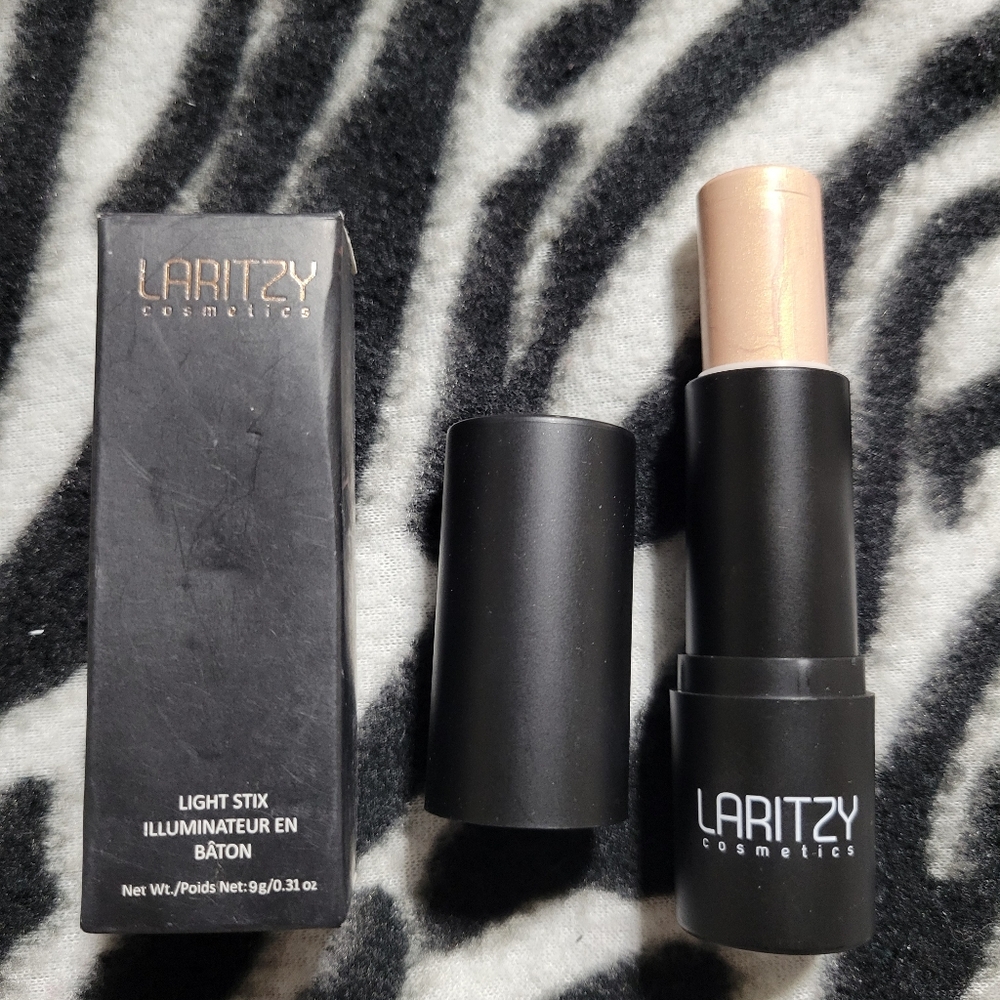 Laritzy cosmetics light stix